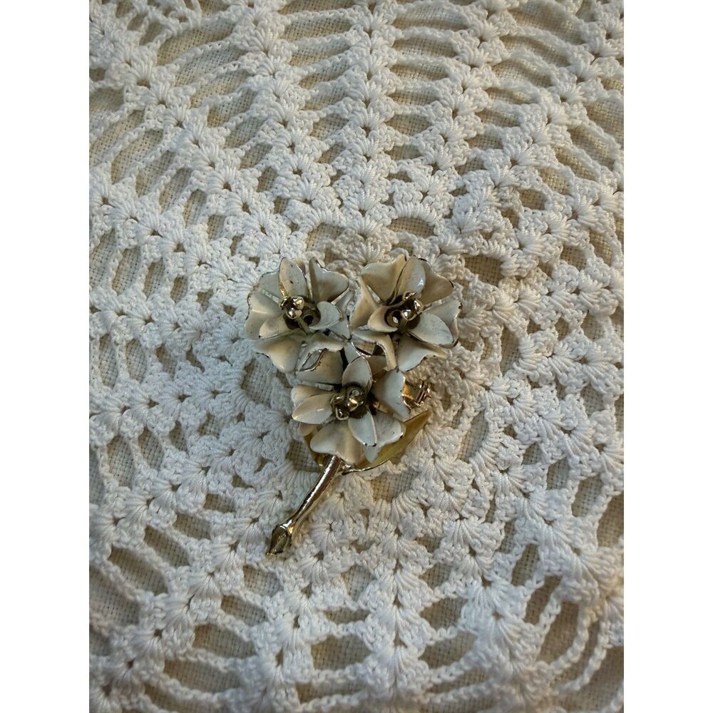 Vintage 1960s White Enamel Triple Dogwood Flower Bouquet Brooch